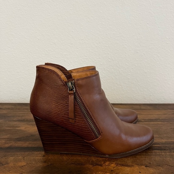 New Directions Brown Sarita Zip-Up Wedge Ankle Boots. Size 7. - Picture 2 of 10